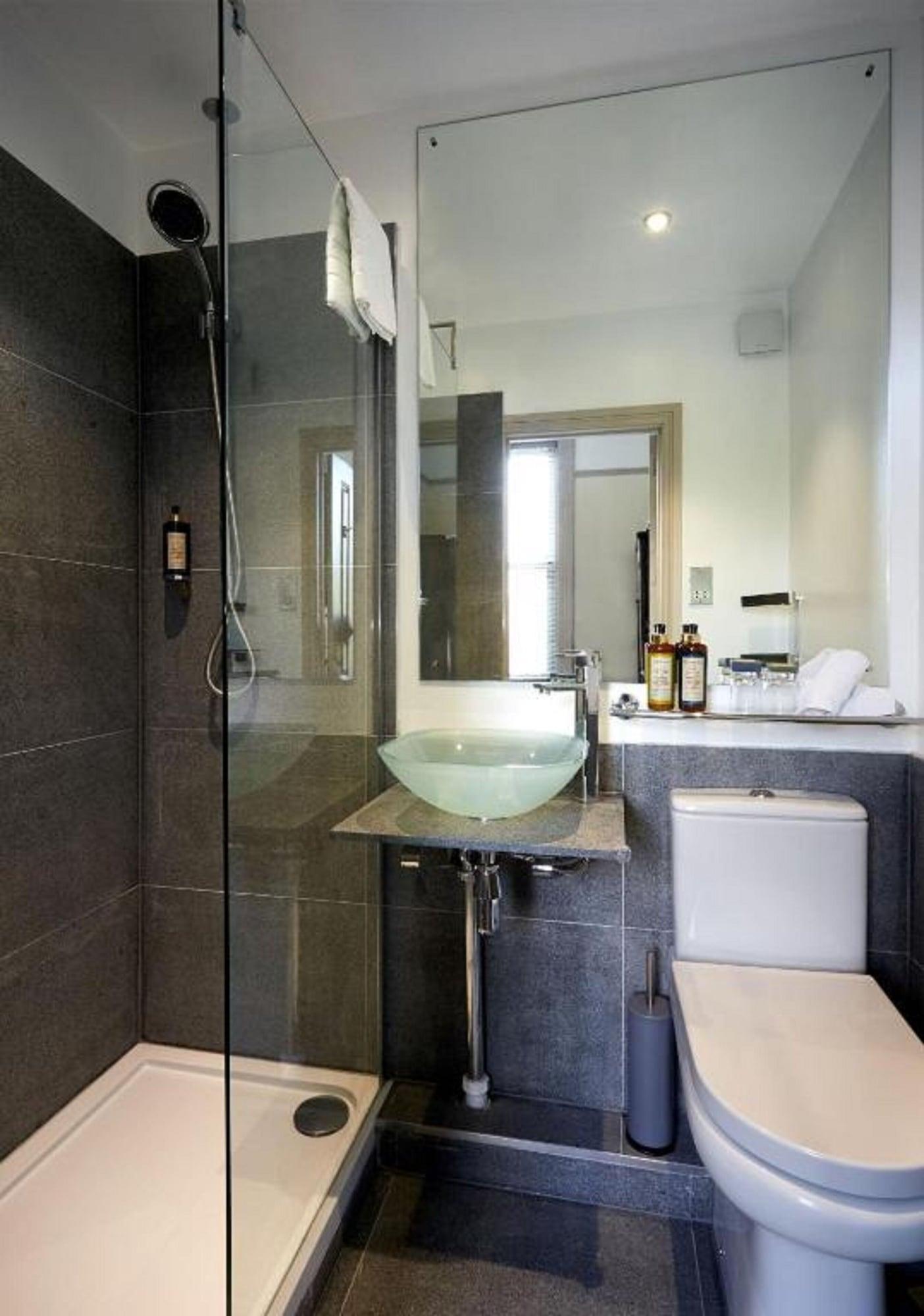Dorian House Boutique B&B - Free Parking! Bath Ngoại thất bức ảnh A modern bathroom