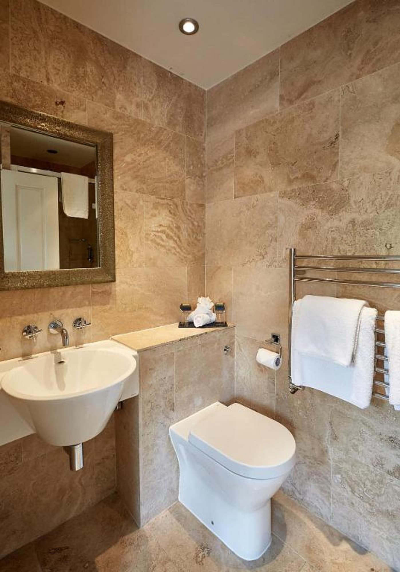Dorian House Boutique B&B - Free Parking! Bath Ngoại thất bức ảnh Bathroom at The Old Bank Hotel, Knutsford