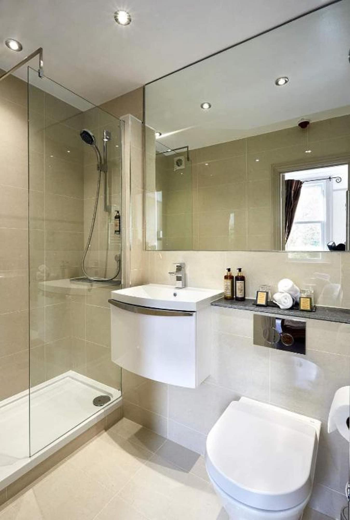 Dorian House Boutique B&B - Free Parking! Bath Ngoại thất bức ảnh A bathroom with a shower enclosure