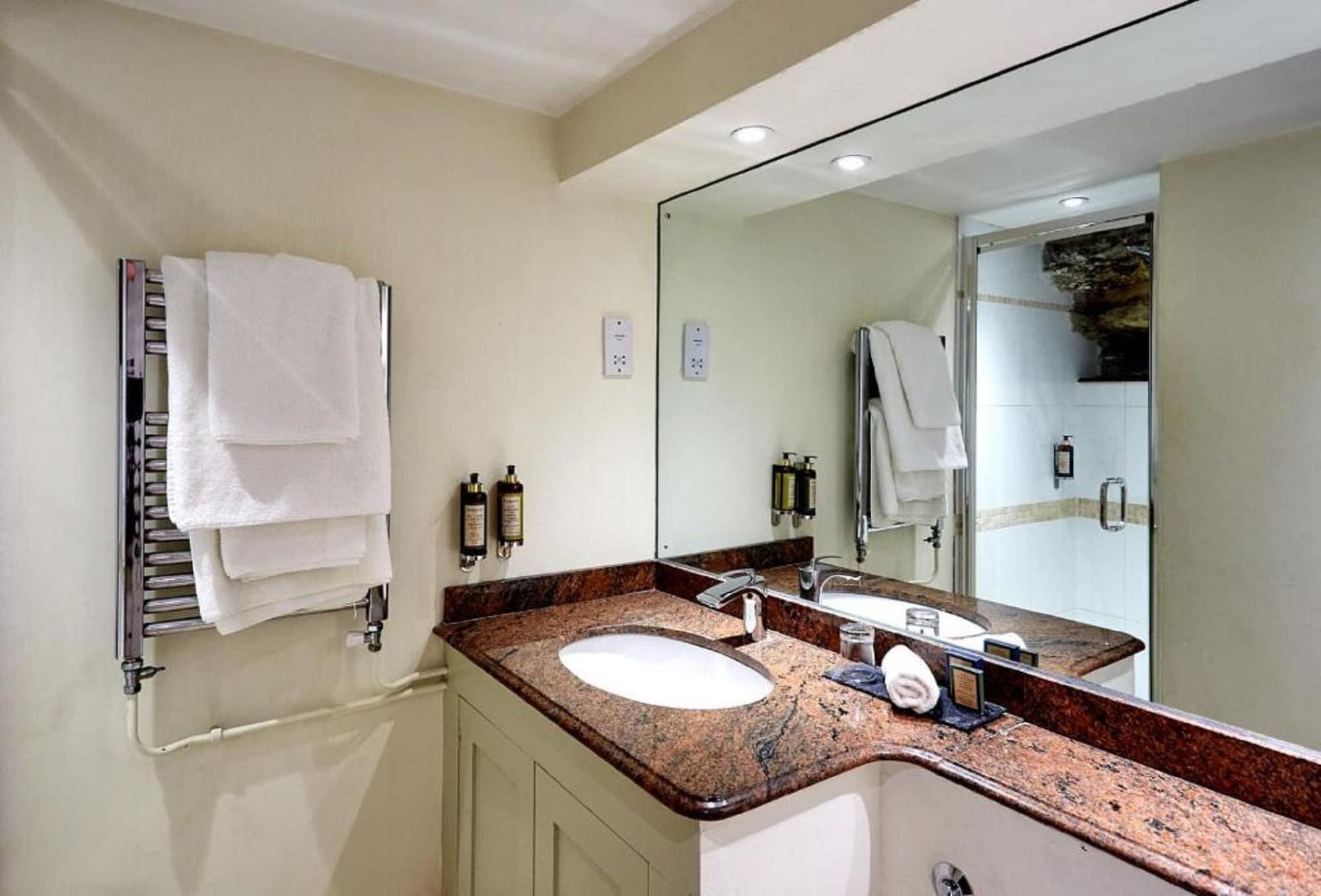 Dorian House Boutique B&B - Free Parking! Bath Ngoại thất bức ảnh A bathroom in a hotel