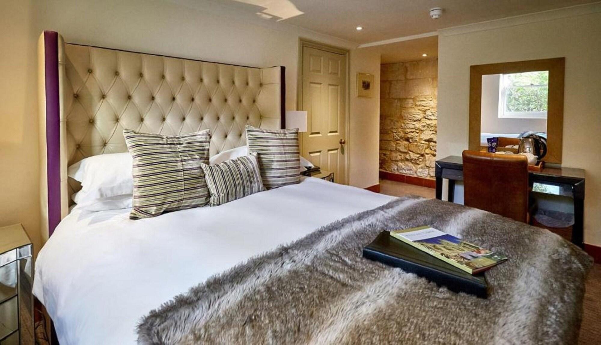 Dorian House Boutique B&B - Free Parking! Bath Ngoại thất bức ảnh A bedroom at The Old Inn