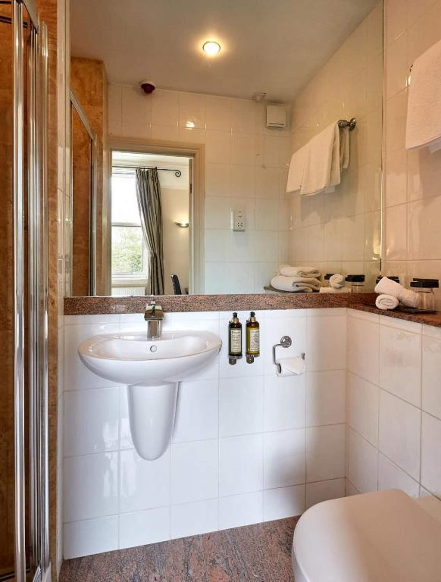 Dorian House Boutique B&B - Free Parking! Bath Ngoại thất bức ảnh A typical bathroom in a hotel