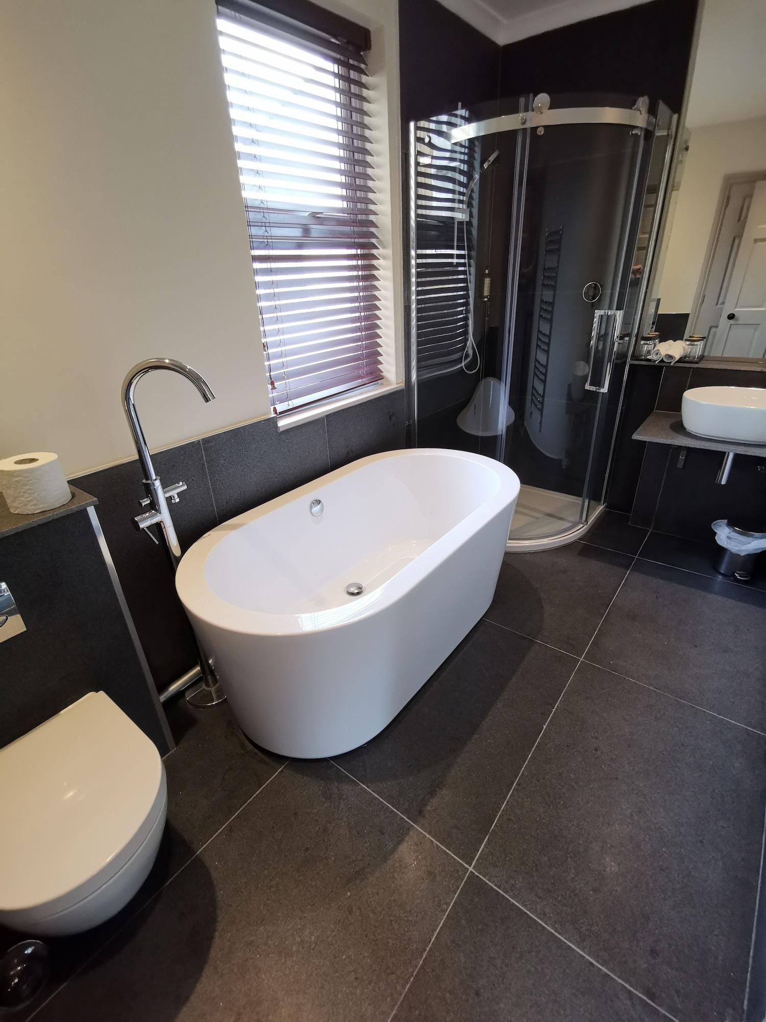 Dorian House Boutique B&B - Free Parking! Bath Ngoại thất bức ảnh A freestanding bathtub