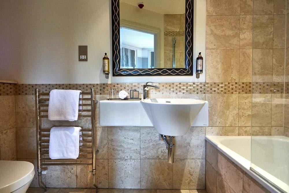 Dorian House Boutique B&B - Free Parking! Bath Ngoại thất bức ảnh A bathroom in the UK