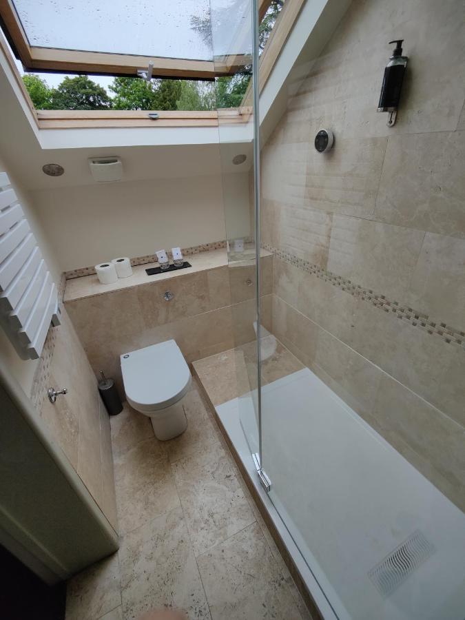 Dorian House Boutique B&B - Free Parking! Bath Ngoại thất bức ảnh Bathroom with shower enclosure